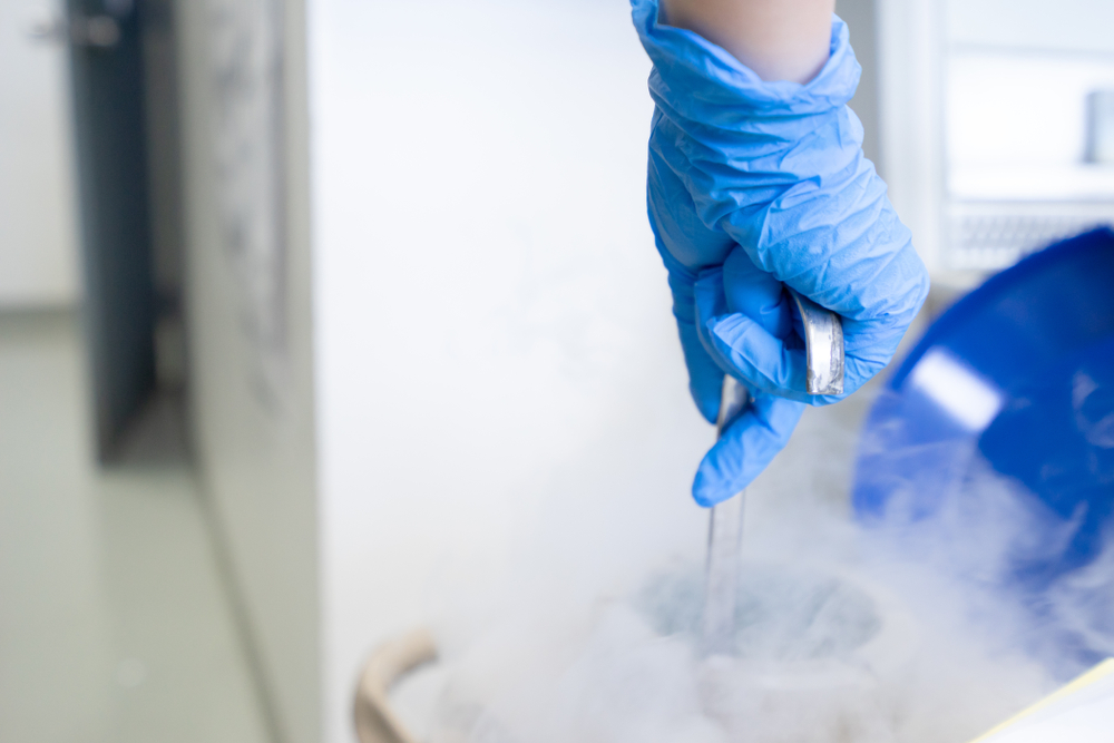 Freezing embryos in a bank using liquid nitrogen tank