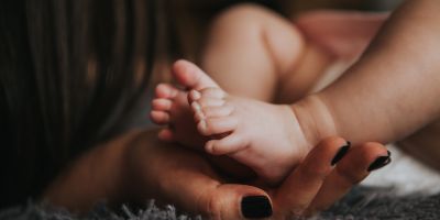 mom holding her newborn baby's feet