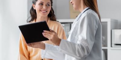 A single woman consulting with the Woodlands IVF doctor